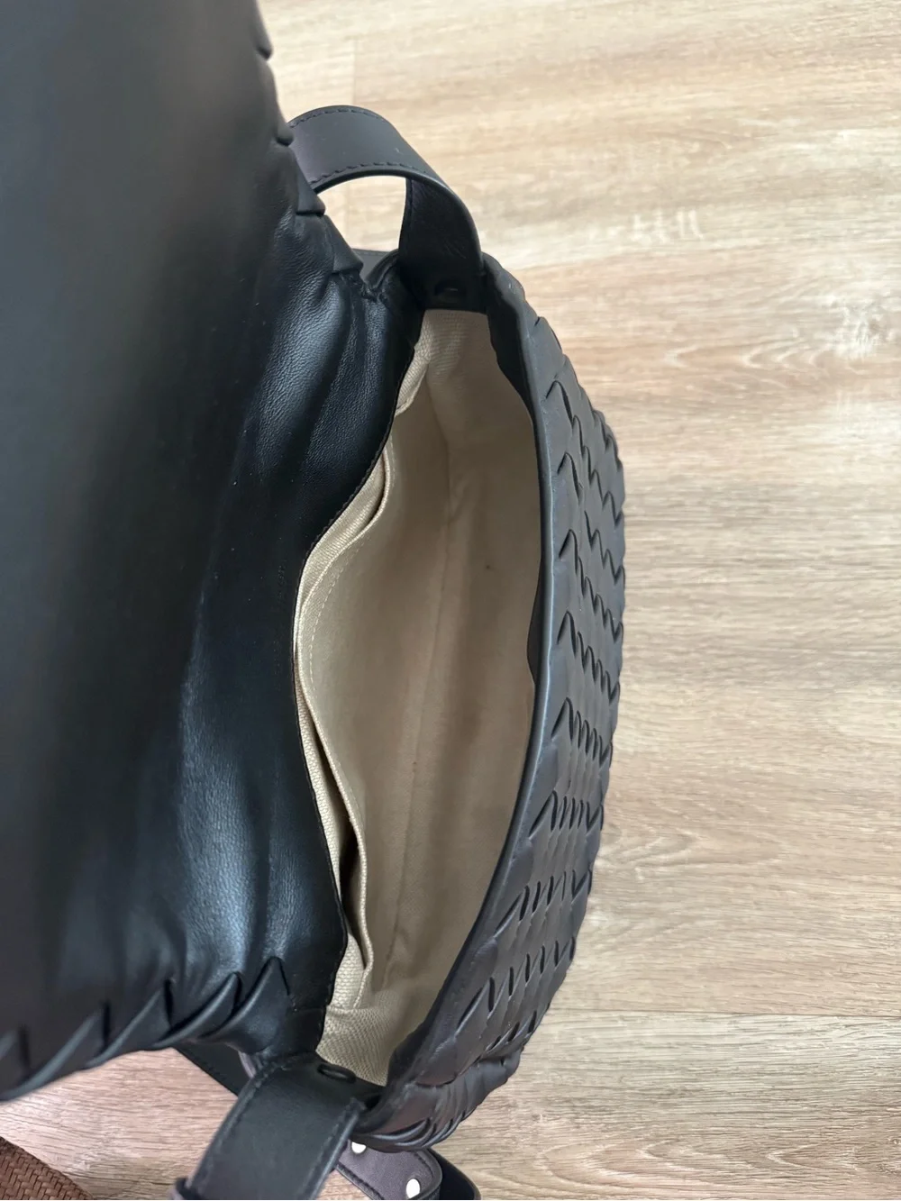 Bottega Veneta Black Intrecciato Woven Leather cobble messenger Bag